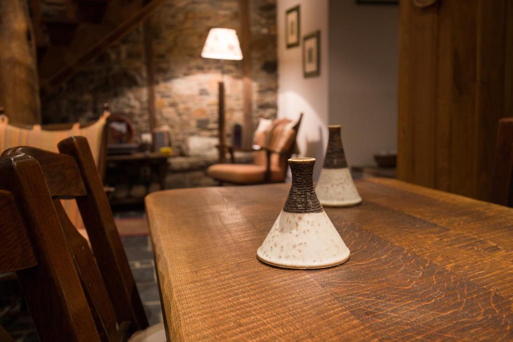 dois vasos sentados em cima de uma mesa de madeira em Casa do Pomar em Brangança