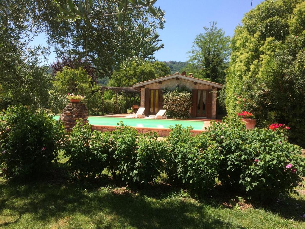 einen Garten mit einem Pool und einem Pavillon in der Unterkunft Casale Eredità in Orte