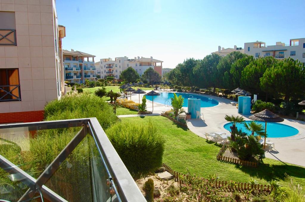 - Vistas a la piscina del complejo en Corcovada, en Albufeira