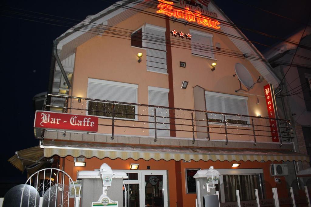 um edifício com um sinal que lê café quente em Pensiunea Zodiac em Timisoara
