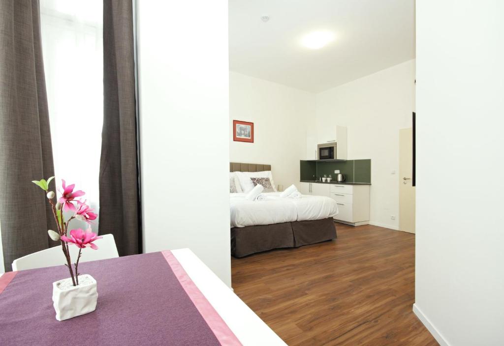 Postel nebo postele na pokoji v ubytování Elizabeth Suites