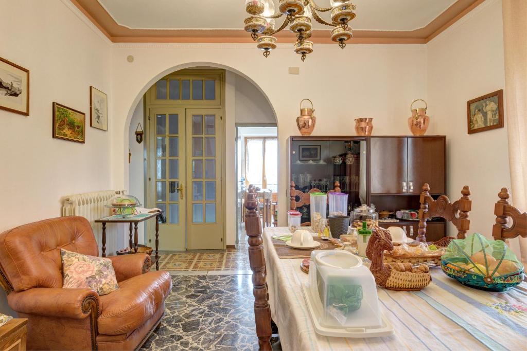 a living room with a table and chairs at B&B Il Pozzo in Sinalunga