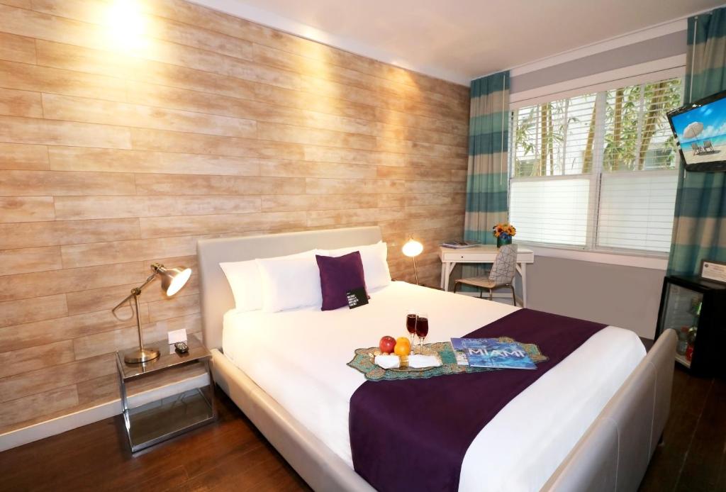 1 dormitorio con 1 cama y TV en Shelley Hotel, en Miami Beach