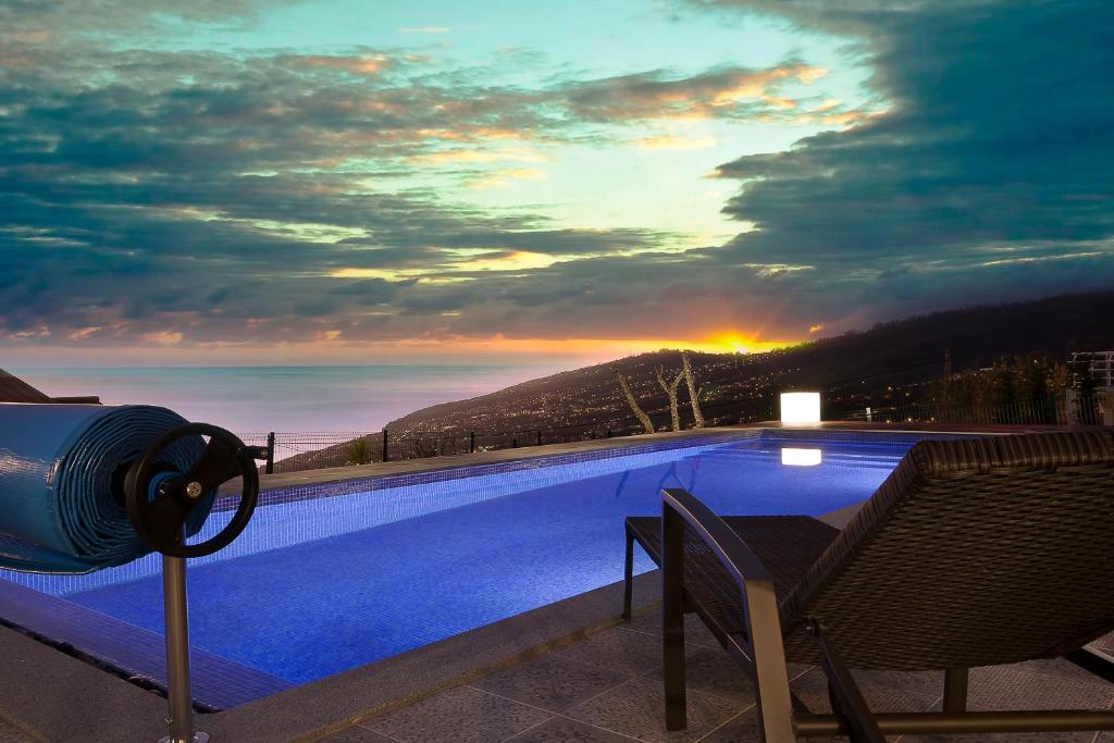 a swimming pool with a view of the ocean at Villa Guiné in Arco da Calheta