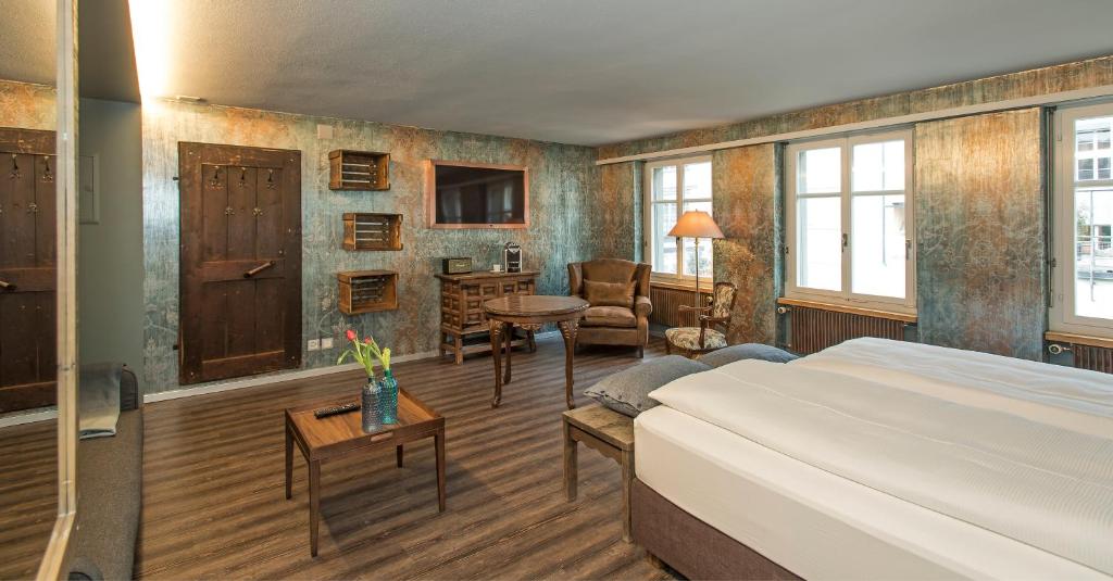 فندق 2B في شافهاوزن: غرفة نوم مع سرير وغرفة معيشة