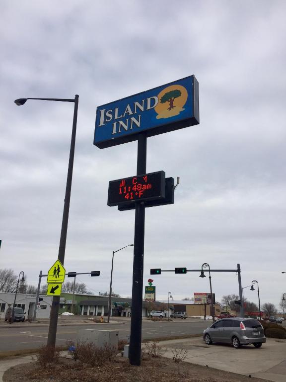 una señal para una posada isleña en una calle en Island Inn, en Grand Island