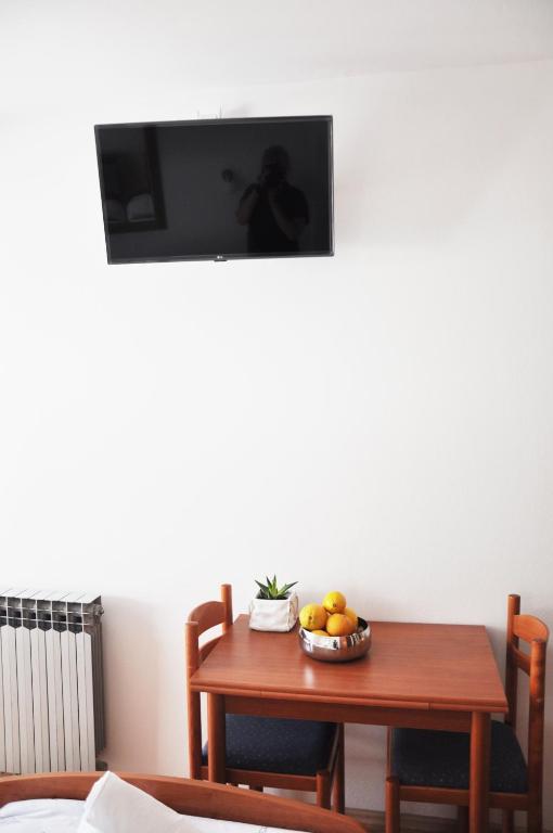 Televízia a/alebo spoločenská miestnosť v ubytovaní Sunrise Apartments and Studio Apartments