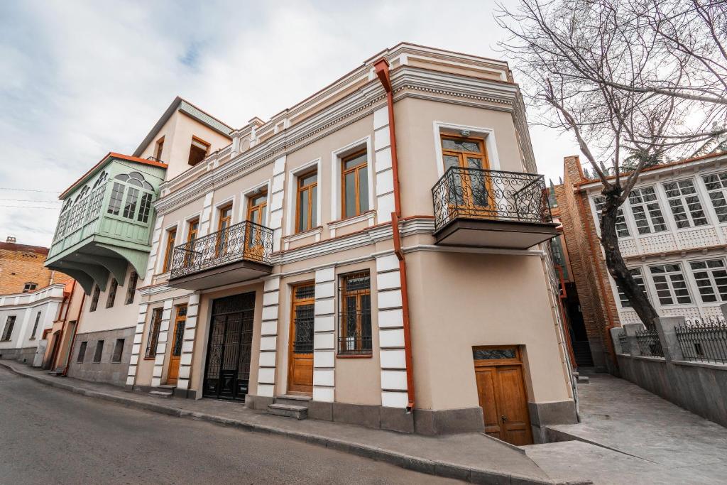 un edificio blanco al lado de una calle en 8 Rooms Apartotel On Meidan en Tiflis