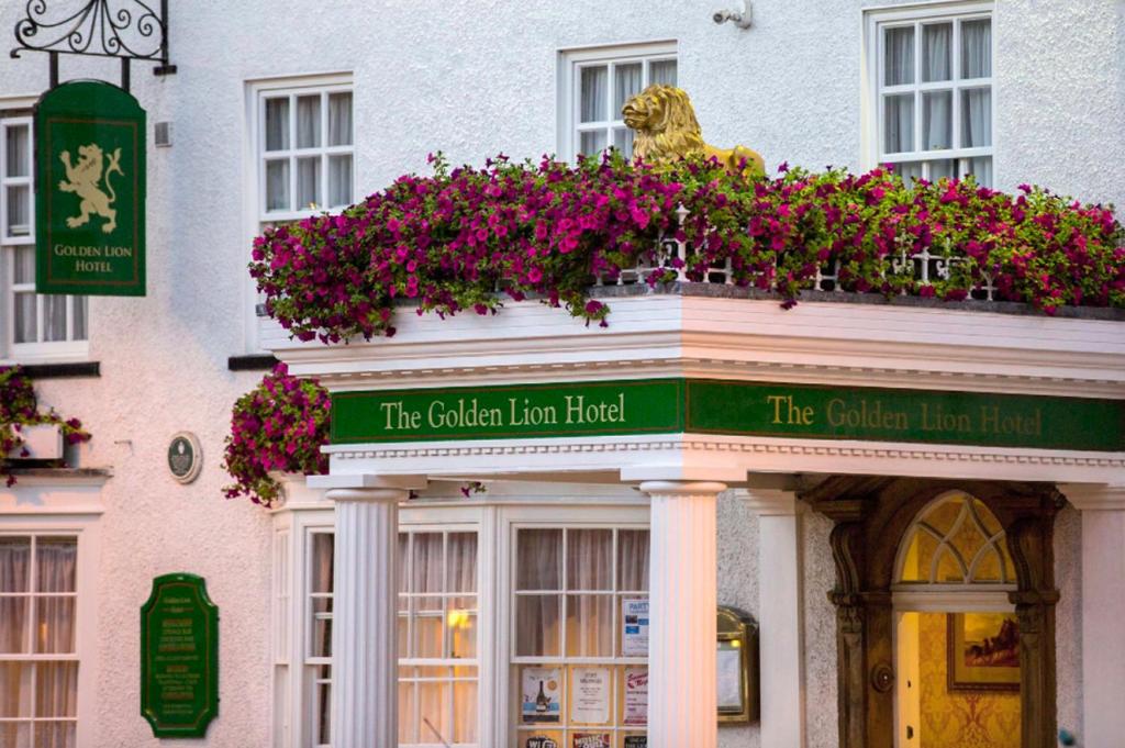 un edificio con una caja de flores encima en The Golden Lion Hotel, en Northallerton