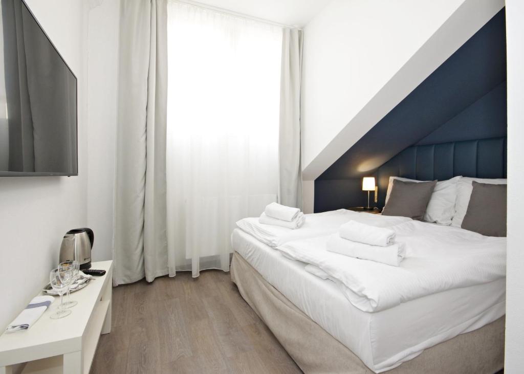 Łóżko lub łóżka w pokoju w obiekcie Alveo Suites