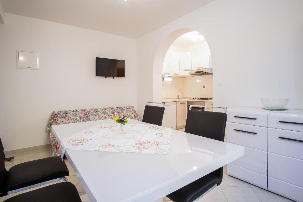 Kuchyň nebo kuchyňský kout v ubytování Apartment Dani