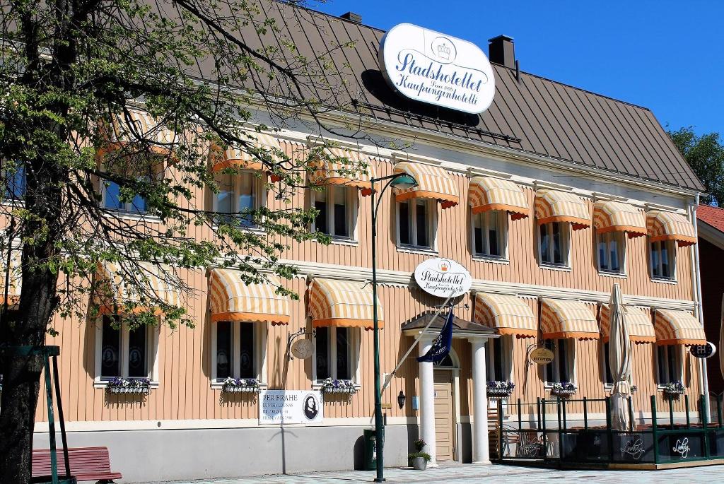 a building with a sign on the side of it at Pietarsaaren Kaupunginhotelli in Pietarsaari