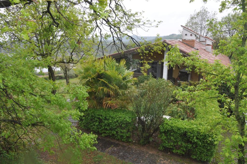 プエニャーゴにあるCasa con vista del lago di Gardaの木々や茂みに囲まれた家