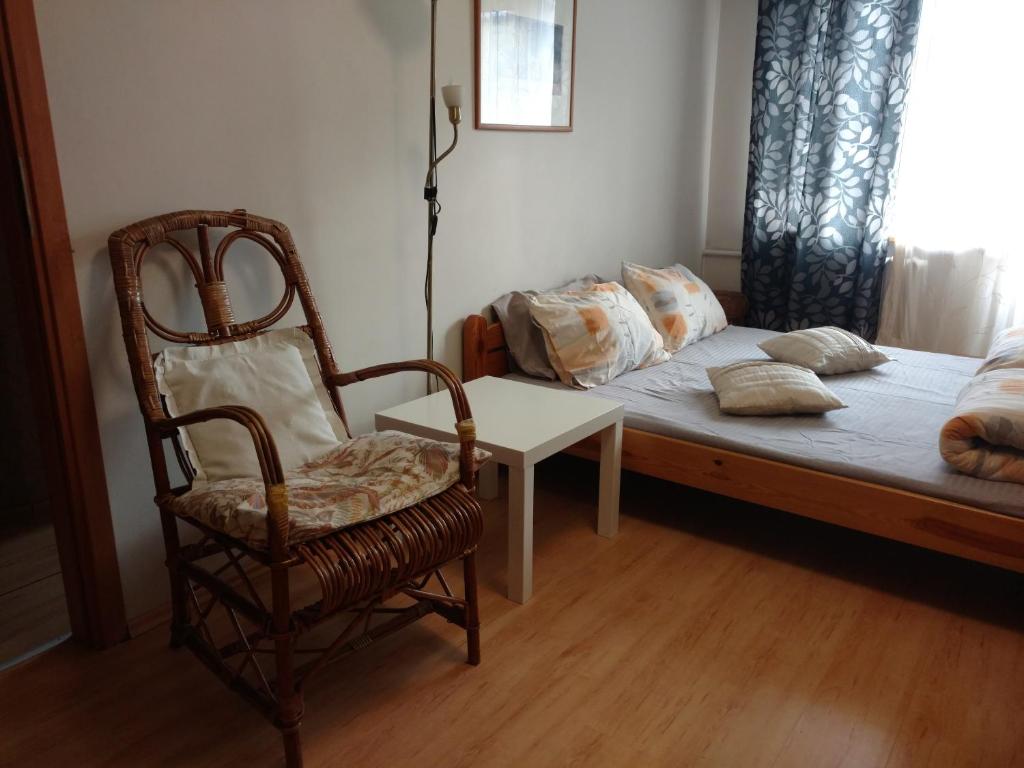 sypialnia z łóżkiem, krzesłem i stołem w obiekcie Apartment Stepana Bandery Street w mieście Rivne
