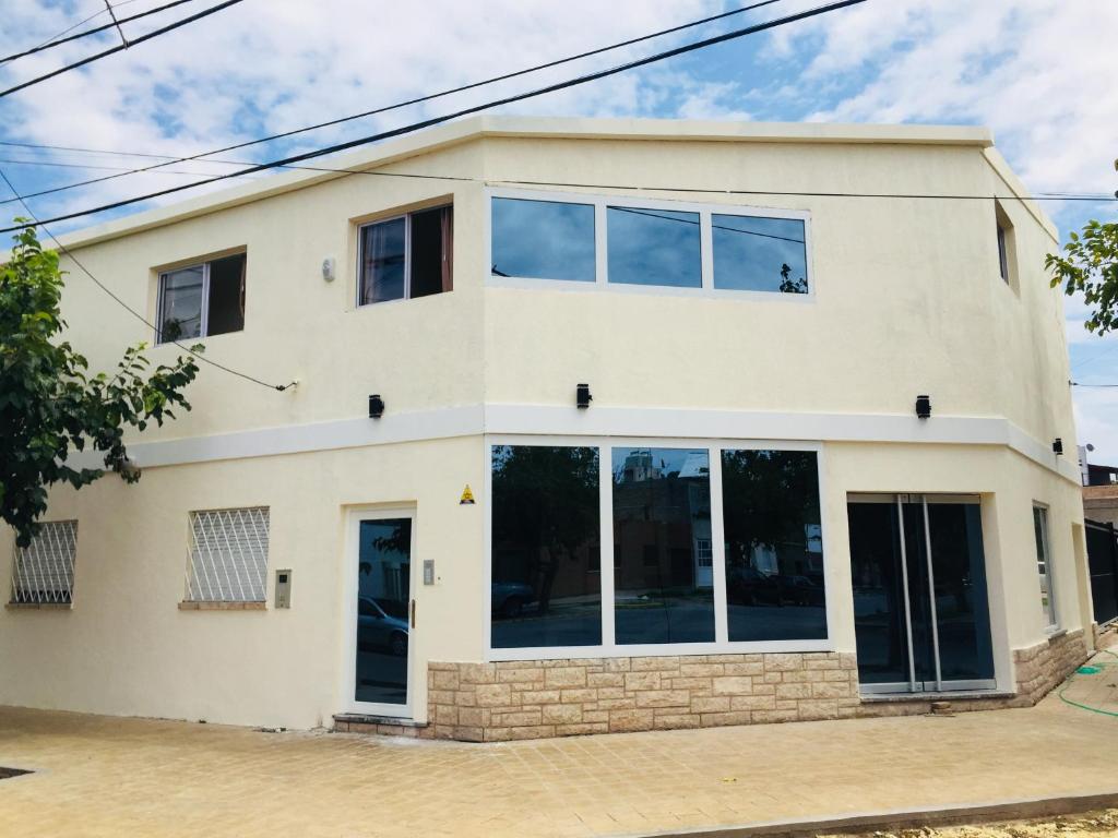 Casa blanca con ventanas grandes en Complejo Nazareno en San Juan