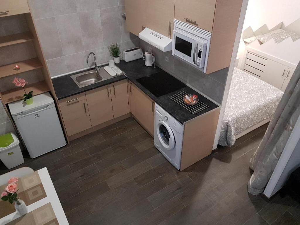 uma pequena cozinha com um lavatório e um micro-ondas em Bonito Apto Barrio del Pilar Smart Fit em Madrid