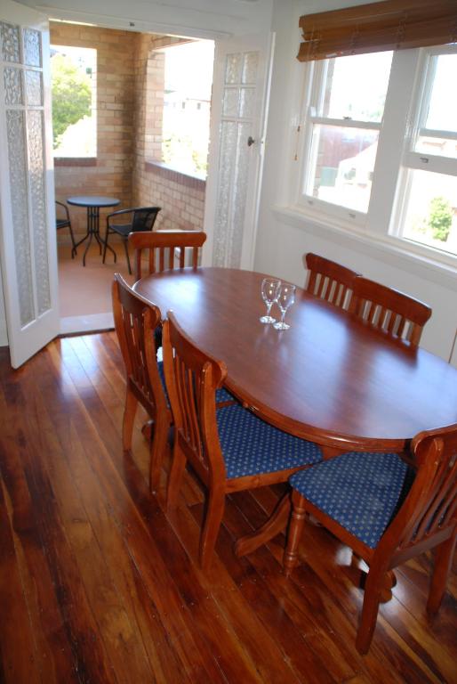 ein Esszimmer mit einem Holztisch und Stühlen in der Unterkunft Accommodation Sydney Rockdale in Sydney