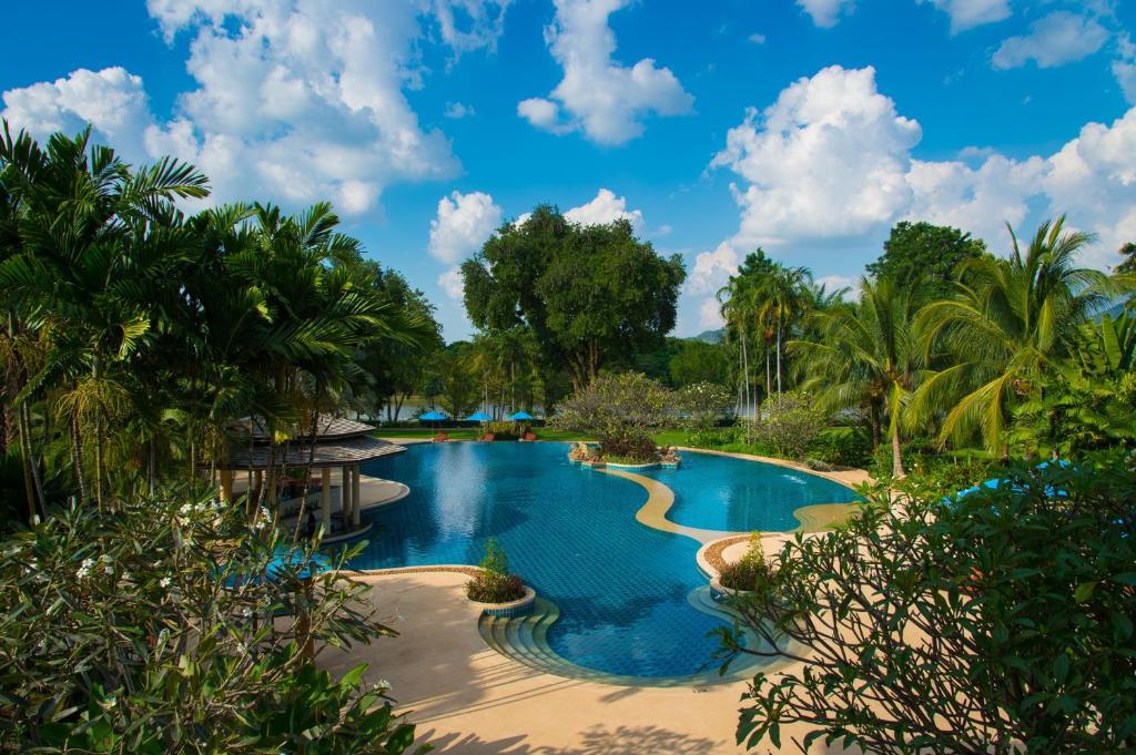 Bazén v ubytování Dheva Mantra Resort nebo v jeho okolí
