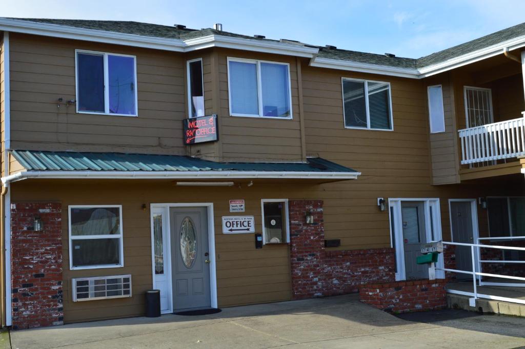 a building with a sign that reads cafe at Western Motel in Junction City