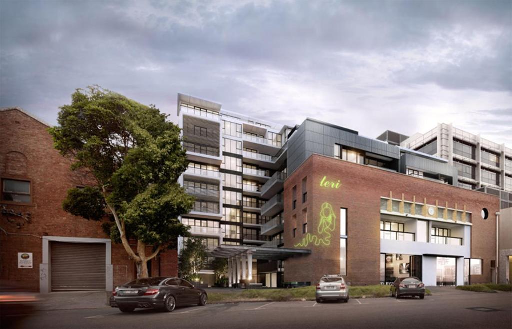 un edificio con coches estacionados frente a él en Melbourne City Apartments - Teri en Melbourne
