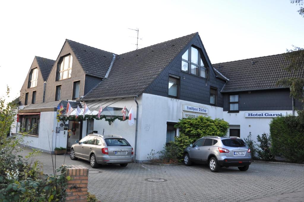 two cars parked in a parking lot in front of a building at Landhaus Dürkop in Wolfenbüttel