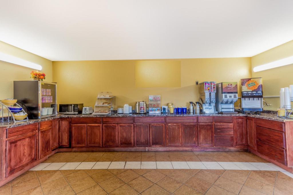 una grande cucina con armadi in legno in una stanza di Lodge at Mill Creek Pigeon Forge a Pigeon Forge