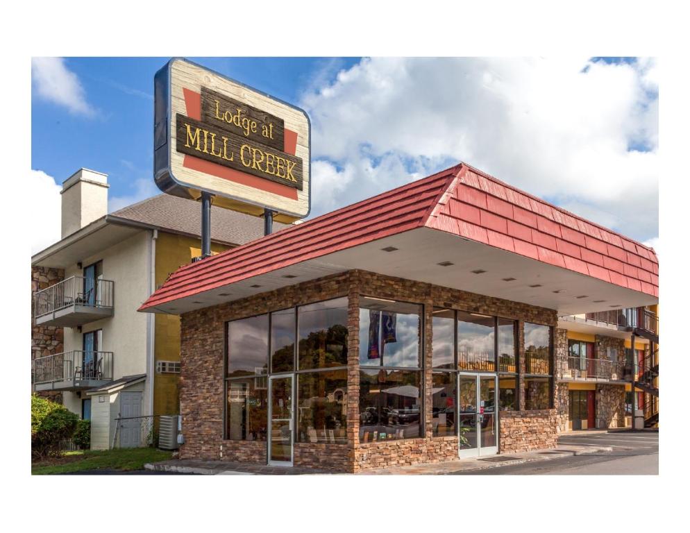 un ristorante McDonalds con un cartello sopra di Lodge at Mill Creek Pigeon Forge a Pigeon Forge