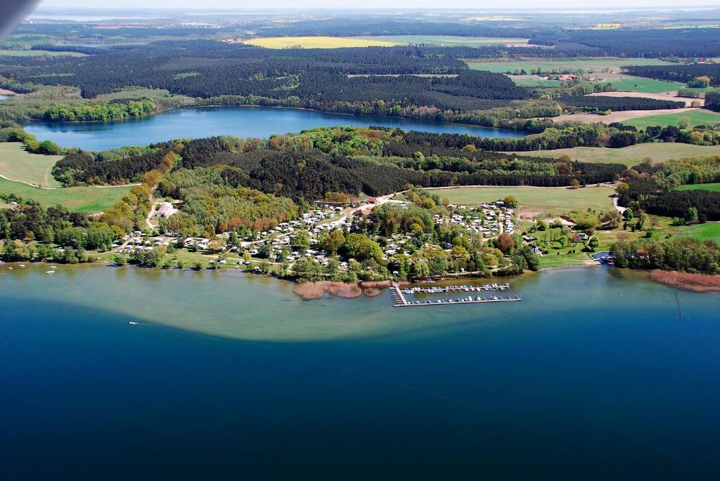 z góry widok na ośrodek nad jeziorem w obiekcie Wald- und Seeblick Camp Zislow w mieście Zislow