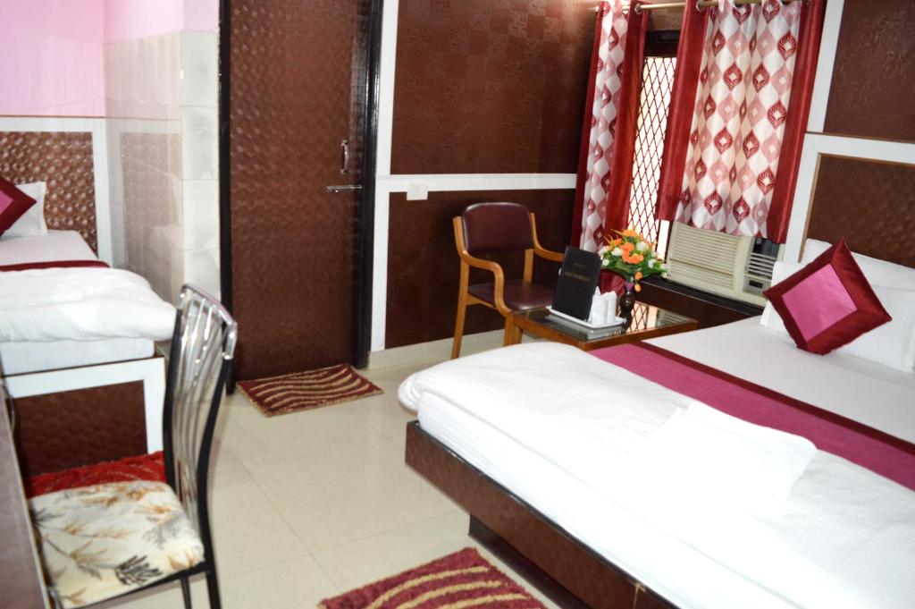 Cama o camas de una habitación en Hotel Su Shree Continental 5 Minutes Walk From New Delhi Railway Station