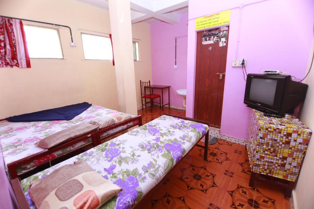 Postel nebo postele na pokoji v ubytování Pleasant Inn