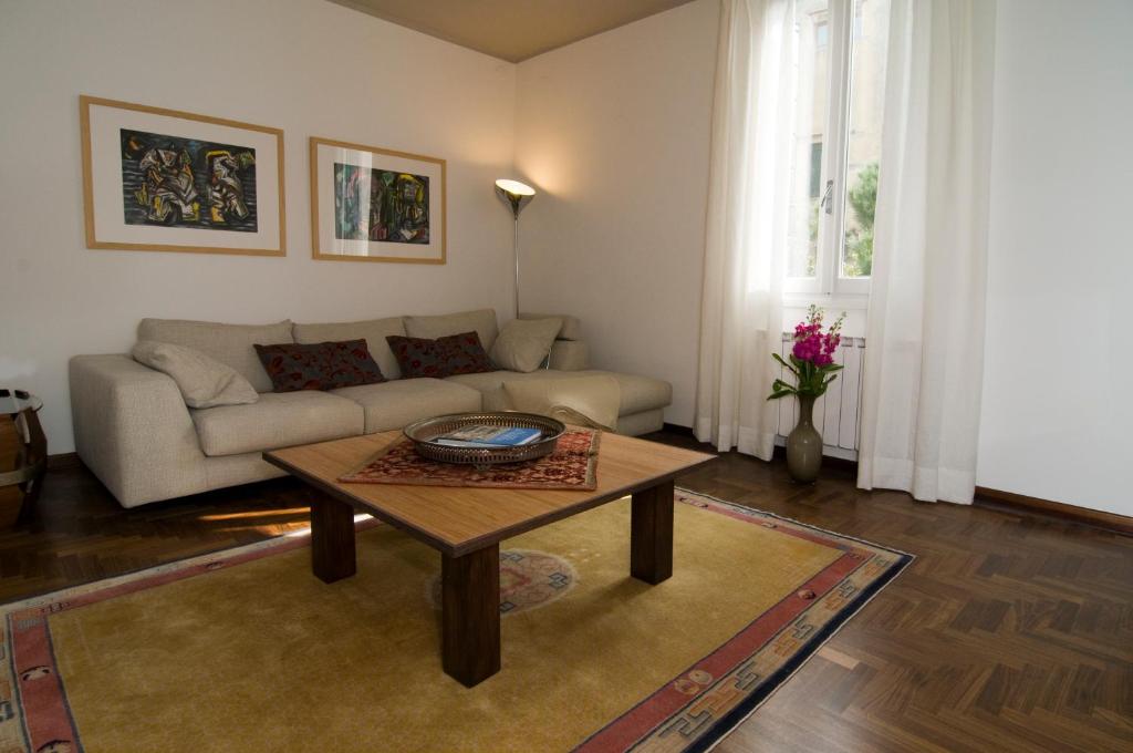 un soggiorno con divano e tavolino da caffè di Ca Sansovino a Venezia