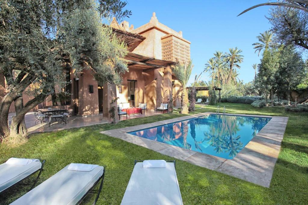 Πισίνα στο ή κοντά στο Lankah - Authentic villa with private heated pool close to city center