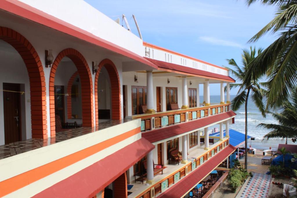 un edificio con vistas a la playa en Hotel Sea View Palace - the beach hotel, en Kovalam