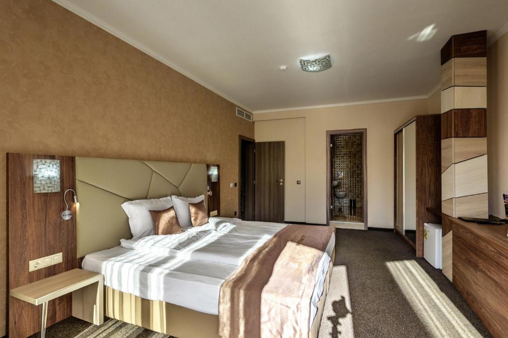 Postel nebo postele na pokoji v ubytování SPA Hotel Infinity Park Velingrad