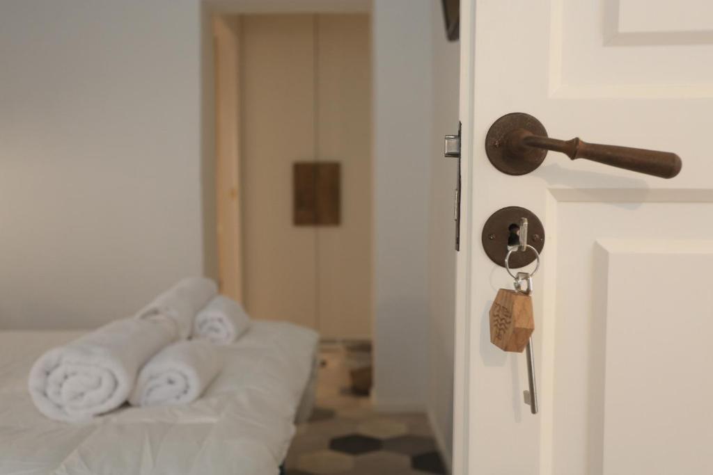 a room with a door with a bunch of towels at FONTEblu B&B in Polignano a Mare