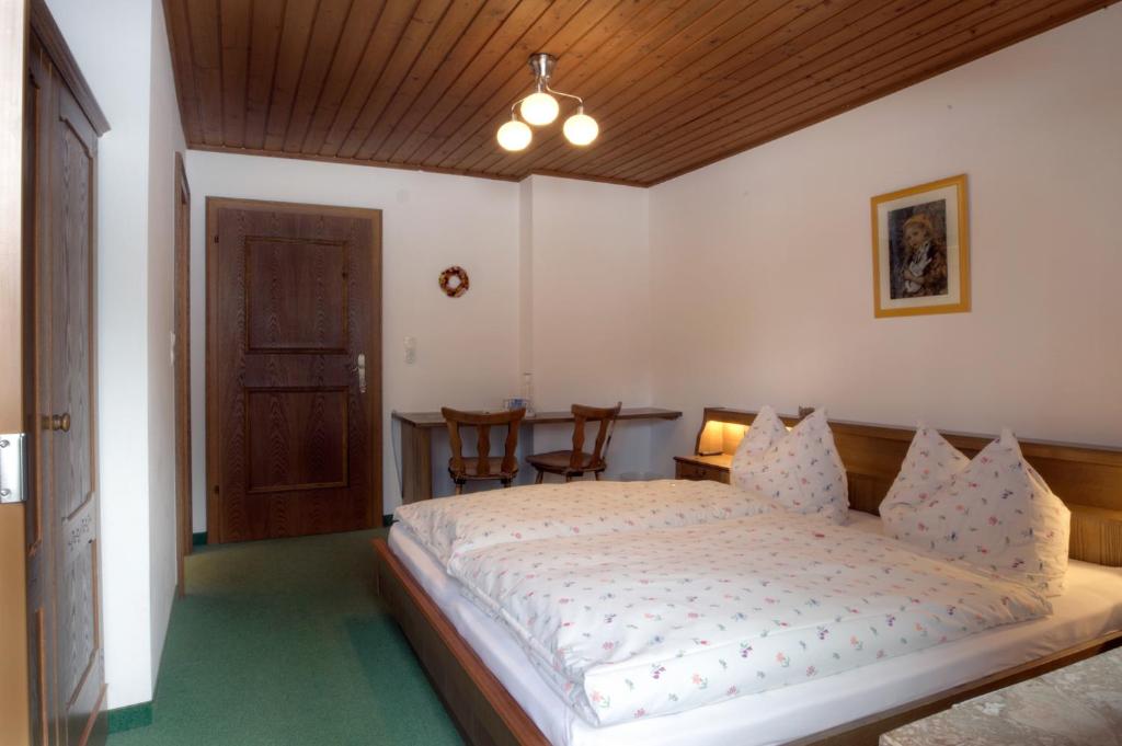 Postel nebo postele na pokoji v ubytování Pension Forsthof