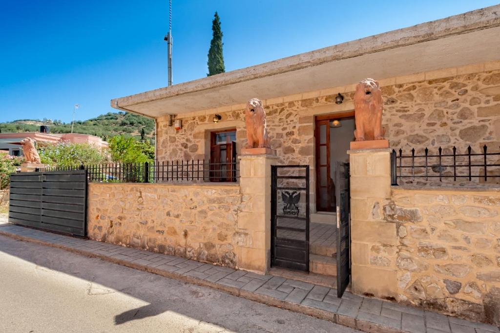 Το κτήριο όπου στεγάζεται  η βίλα