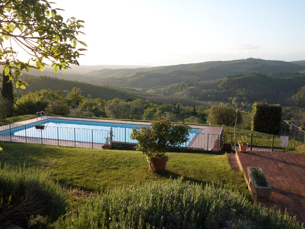 una piscina in mezzo a un cortile di Borgo Sicelle Residence a San Donato in Poggio