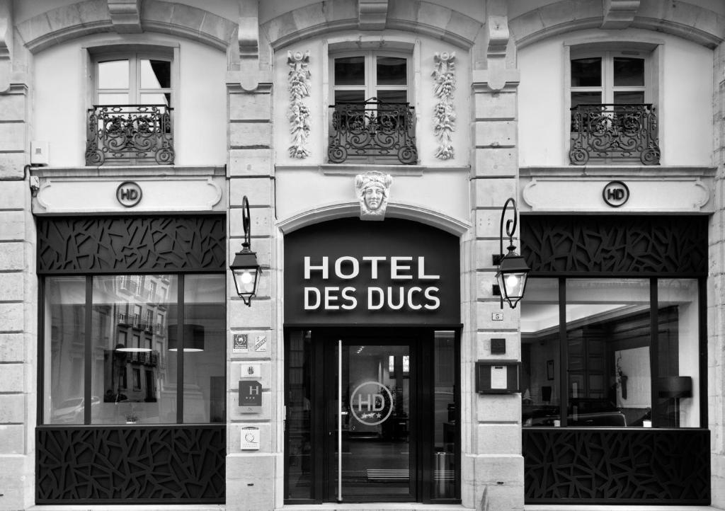 a hotel des bugs sign on the side of a building at Hôtel des Ducs in Dijon