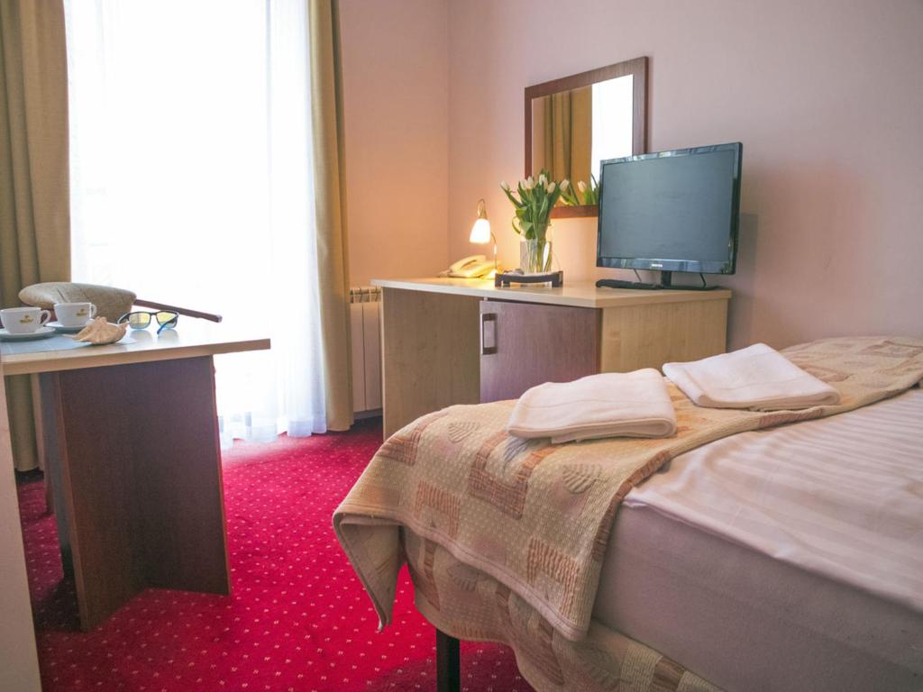 Łóżko lub łóżka w pokoju w obiekcie Hotel Aleksander