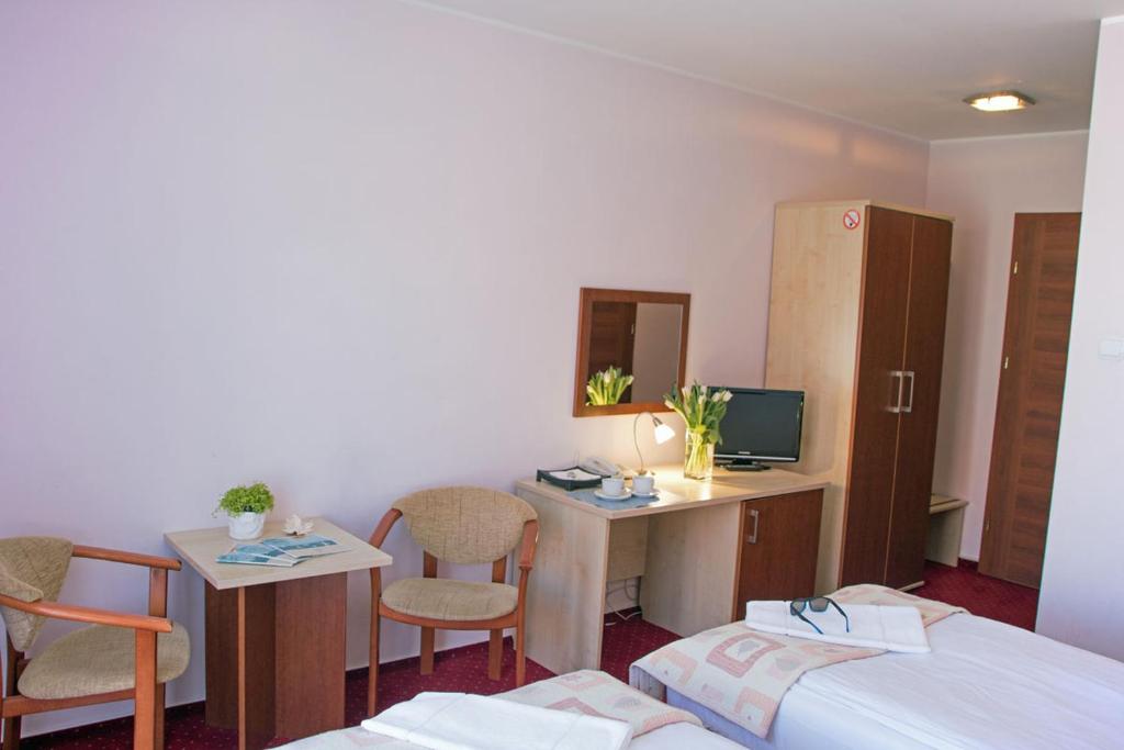 Łóżko lub łóżka w pokoju w obiekcie Hotel Aleksander