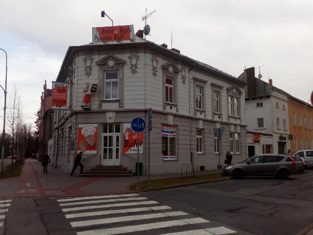 un viejo edificio en la esquina de una calle en Penzion Rajf, en Krnov