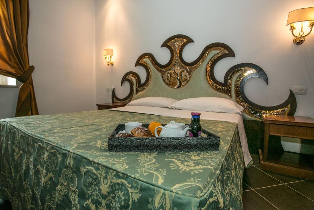 Postel nebo postele na pokoji v ubytování Hotel Quadrifoglio Roma Eur