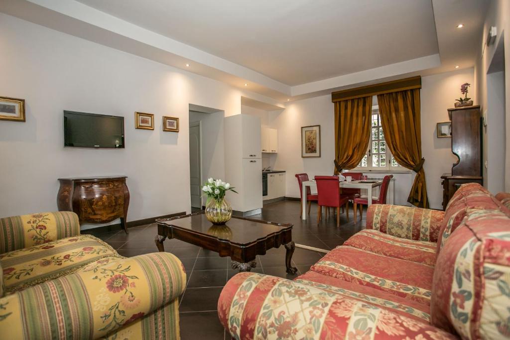 TV a/nebo společenská místnost v ubytování Hotel Quadrifoglio Roma Eur