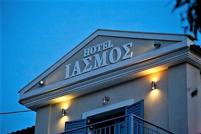 um edifício com uma placa de hotel la maso em Boutique Hotel Iasmos em Trizonia