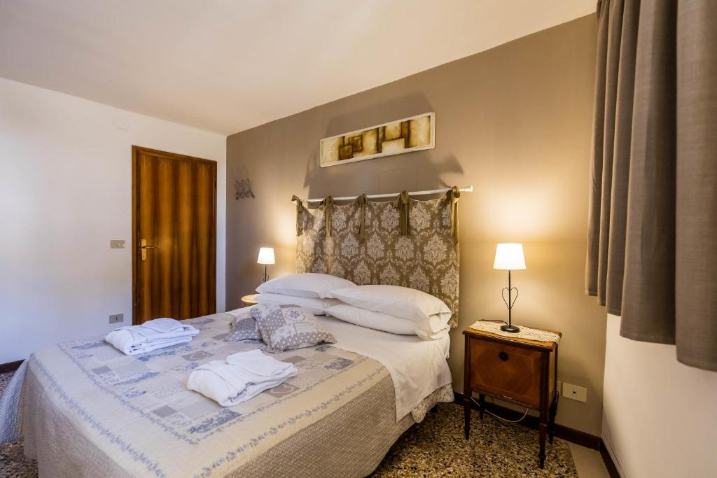 Postel nebo postele na pokoji v ubytování Venice and Venice Apartments - private rooms in shared apartment