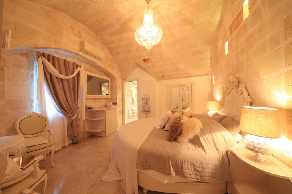 - une chambre avec un lit avec un chien dans l'établissement Bellavista Suites, à Monopoli