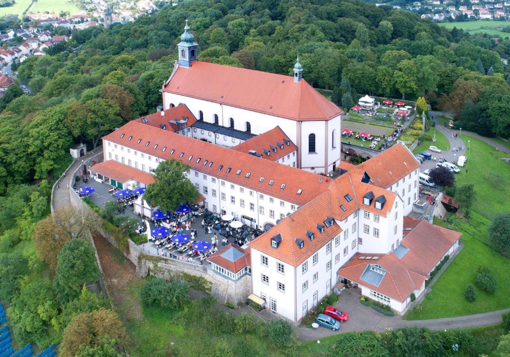 widok z góry na duży budynek z czerwonym dachem w obiekcie Kloster Frauenberg w mieście Fulda