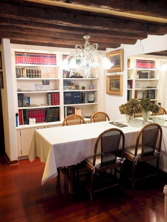 jadalnia z białym stołem i krzesłami w obiekcie Venice Luca's house w Wenecji