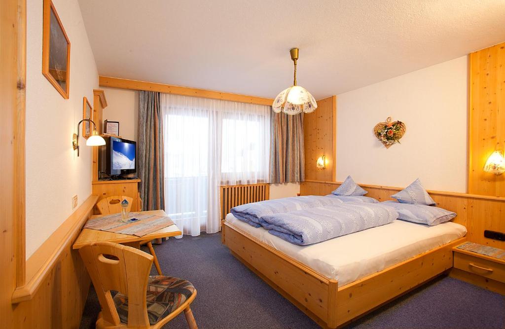 Postel nebo postele na pokoji v ubytování Gästehaus Helga